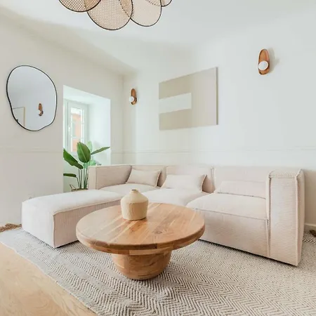 Апартаменти Stylish 2br With Ac & Terrace | By Airnest *