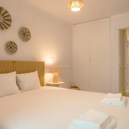 Апартаменти Stylish 2br With Ac & Terrace | By Airnest