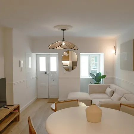 Stylish 2br With Ac & Terrace | By Airnest Лісабон