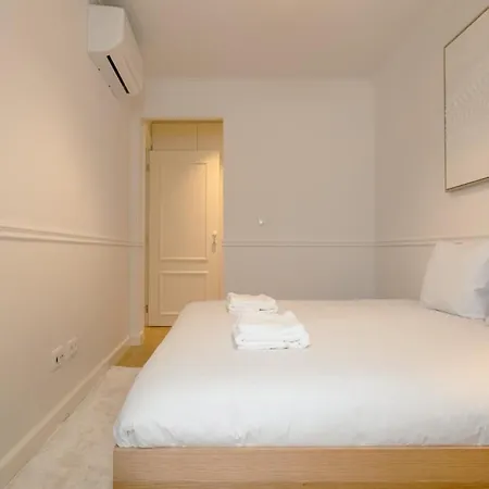 Апартаменти Stylish 2br With Ac & Terrace | By Airnest *