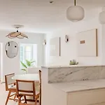 Stylish 2br With Ac & Terrace | By Airnest Apartament